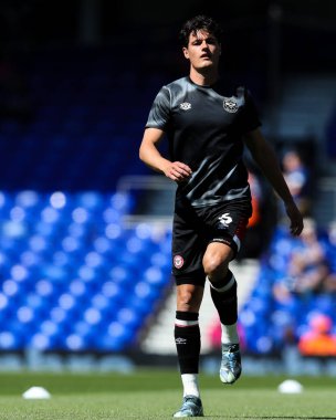 Brentford 'dan Christian Nrgaard Premier League karşılaşması öncesinde Ipswich Town, Ipswich Road, İngiltere' de 10 Mayıs 2025 'te Brentford' a karşı ısınma maçında