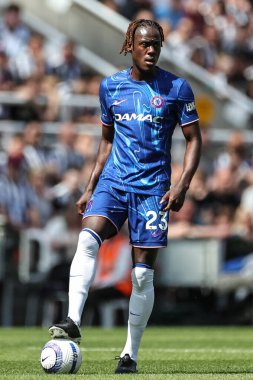 Chelsea 'den Trevoh Chalobah Premier Lig karşılaşmasında topla birlikte Newcastle United Chelsea' ye karşı St. James 's Park, Newcastle, İngiltere, 11 Mayıs 2025