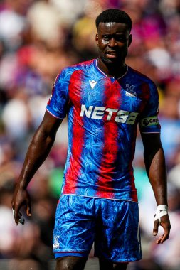 Crystal Palace 'dan Marc Guehi, Tottenham Hotspur' un 11 Mayıs 2025 'te Londra' daki Tottenham Hotspur Stadyumu 'nda oynadığı Premier League karşılaşmasında izliyor.
