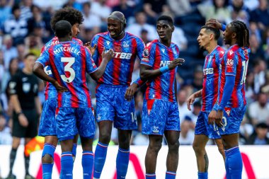 Crystal Palace 'dan Ismaila Sarr, 11 Mayıs 2025' te Tottenham Hotspur 'un Londra' daki Tottenham Hotspur Stadyumu 'nda oynanan Premier League karşılaşmasında ofsayt olarak hükmedilen maçı 0-1 kazanma golünü takım arkadaşlarıyla kutluyor.
