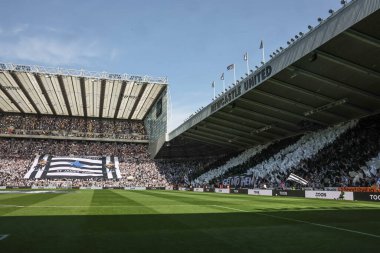 Newcastle taraftarları, 11 Mayıs 2025 'te İngiltere' deki St. James 's Park' ta oynanan Premier League karşılaşmasında Newcastle United 'ın Chelsea' ye karşı oynadığı maç öncesinde şarkı söylüyorlar.