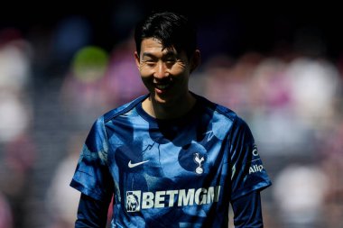 Tottenham Hotspur 'un oğlu Heung-min, Tottenham Hotspur' un 11 Mayıs 2025 'te Londra' daki Tottenham Hotspur Stadyumu 'nda oynadığı Premier League karşılaşması öncesinde ısındı.
