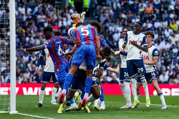 Crystal Palace 'dan Maxence Lacroix, Premier League maçında Tottenham Hotspur' un Crystal Palace 'a karşı oynadığı 11 Mayıs 2025' te Londra 'nın başkenti Tottenham Hotspur Stadyumu' nda oynanan hentbol maçında hentbola 0-1 yenilerek elendi.