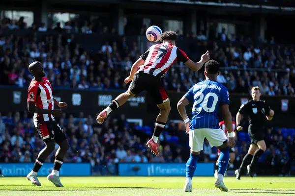 Brentford 'dan Kevin Schade, Premier League maçında Ipswich Town, Brentford' a karşı Ipswich Road, İngiltere 'de 10 Mayıs 2025' te oynanan maçta gol atma şansına sahip.