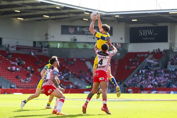 Warrington Kurtları 'ndan Toby King, 11 Mayıs 2025' te İngiltere 'nin St. Helens Stadyumu' nda oynanan Warrington Wolves - Leigh Leopards maçında Betfred Challenge Kupası yarı final maçında topu yakaladı.
