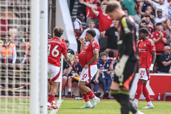 Nottingham Ormanı 'ndan Morgan Gibbs-White, İngiltere' nin Nottingham şehrinde oynanan Premier League maçı Nottingham Forest 'a karşı Leicester City maçında 1-1' lik galibiyetini kutluyor.