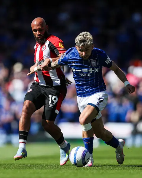 Ipswich Town 'dan Julio Enciso, Premier Lig karşılaşmasında Brentford' dan Bryan Mbeumo 'yu Ipswich Town' a karşı Portman Road, Ipswich, Birleşik Krallık 'ta 10 Mayıs 2025' te durdurdu.