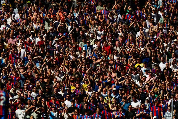 Crystal Palace taraftarları, Tottenham Hotspur 'un 11 Mayıs 2025' te Tottenham Hotspur Stadyumu 'ndaki Crystal Palace' a karşı oynadığı Premier League karşılaşmasında tepki verdiler.