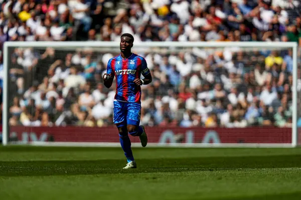 Crystal Palace 'dan Marc Guehi Premier Lig maçı sırasında Tottenham Hotspur' a karşı Crystal Palace Tottenham Hotspur Stadyumu, Londra, 11 Mayıs 2025