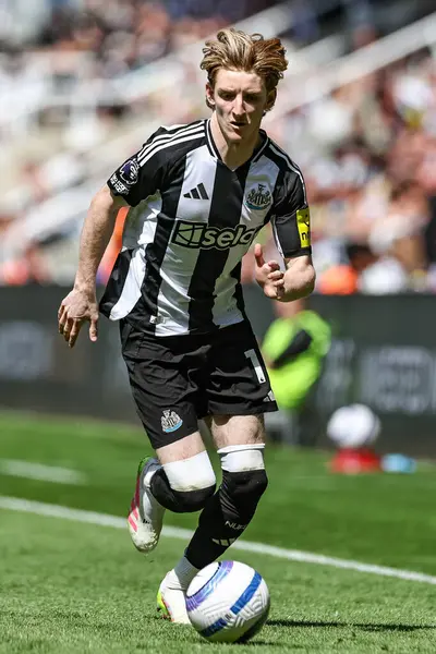 Newcastle United takımından Anthony Gordon, 11 Mayıs 2025 'te St. James' s Park, Newcastle, İngiltere 'de oynanan Premier League maçında Chelsea' ye karşı oynanan maçta topu aldı.