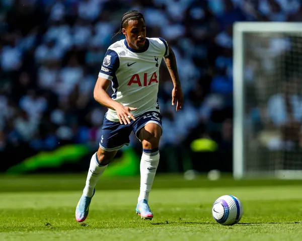 Tottenham Hotspur takımından Wilson Odobert, Tottenham Hotspur 'un 11 Mayıs 2025' te Tottenham Hotspur Stadyumu 'nda oynadığı Premier League maçında topla koşuyor.