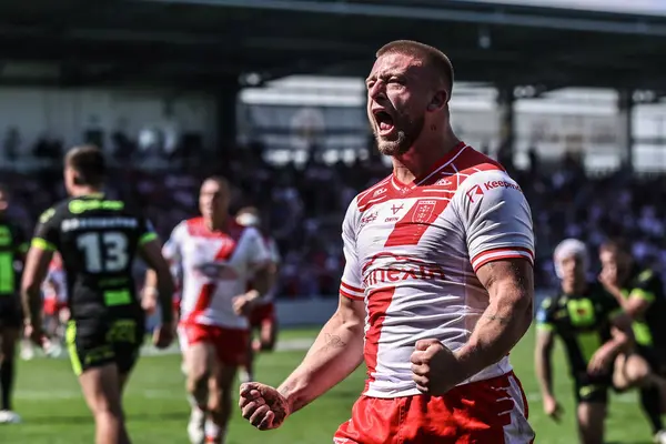 Hull KR 'dan Mikey Lewis, 10 Mayıs 2025' te İngiltere 'deki LNER Halk Stadyumu' nda oynanan Betfred Challenge Kupası yarı final maçı Hull KR ve Catalans Dragons maçında denemesini kutluyor.