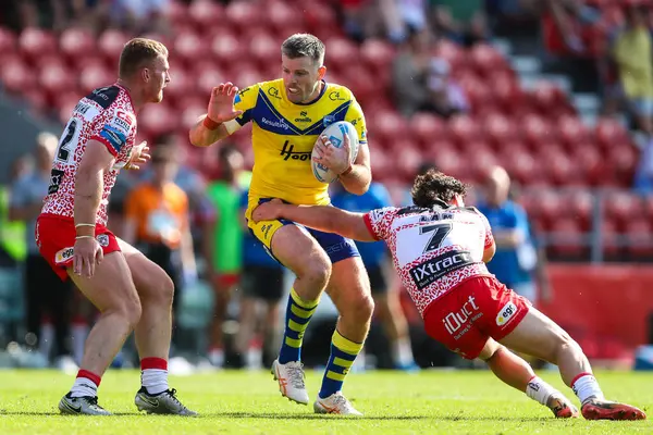 Warrington Wolves 'dan Lachlan Fitzgibbon, Leigh Leopards' dan Lachlan Lam ile oynadığı Betfred Challenge Kupası yarı final maçı sırasında Wicked Stadyumu, St Helens, Birleşik Krallık 'ta oynanan Warrington Wolves - Leopards maçında karşı karşıya geldi.