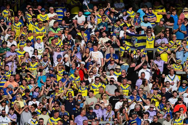 Warrington Wolves taraftarları, 11 Mayıs 2025 'te İngiltere' de oynanan Betfred Challenge Kupası yarı final karşılaşmasında Warrington Wolves, Leigh Leopards 'a karşı.