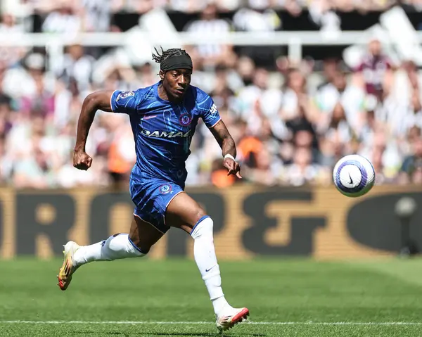 Chelsea 'li Noni Madueke, 11 Mayıs 2025' te İngiltere 'nin Newcastle kentindeki St. James' s Park 'ta oynanan Premier League karşılaşmasında topu atıyor.