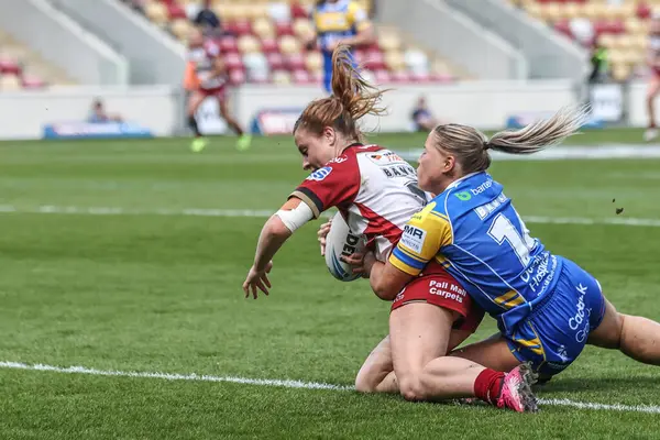 Wigan Warriors takımından Grace Banks, 10 Mayıs 2025 'te İngiltere' nin LNER Community Stadyumu 'nda oynanan Betfred Kadınlar Meydan Okuma Kupası yarı final karşılaşmasında Wigan Warriors' a karşı oynuyor.