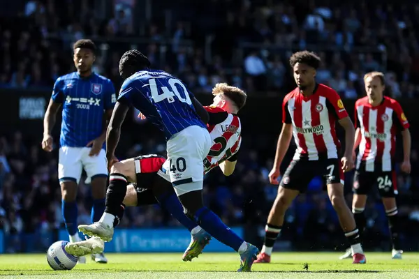 Brentford 'dan Keane Lewis-Potter, Ipswich Town' dan Axel Tuanzebe 'nin meydan okumasıyla mağlup oldu. Ama 10 Mayıs 2025' te Ipswich Town, Ipswich, İngiltere 'de Brentford' a karşı oynanan Premier Lig maçında hiçbir şey verilmedi.