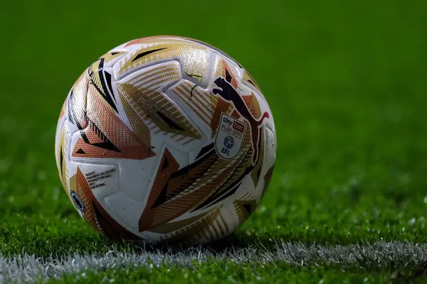 EFL Play-Offs maçı, 9 Mayıs 2025 tarihinde Coventry Building Society Arena, Coventry, İngiltere 'de Coventry City ve Sunderland maçında oynanan yarı final maçında top.