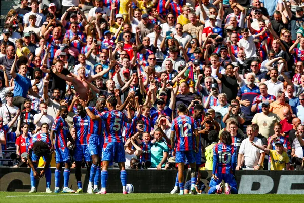 Crystal Palace 'dan Eberechi Eze, 11 Mayıs 2025' te Tottenham Hotspur 'un Londra' daki Tottenham Hotspur Stadyumu 'nda oynanan Premier Lig karşılaşmasında 0-2' lik galibiyet golünü kutluyor.