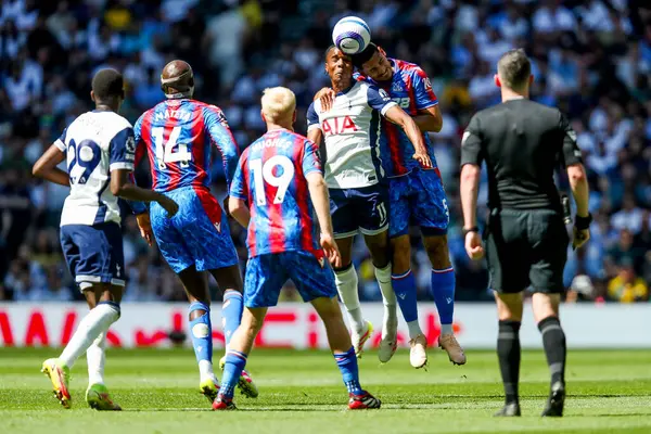 Tottenham 'dan Mathys Tel, Crystal Palace' dan Maxence Lacroix ile birlikte Tottenham Hotspur 'un Crystal Palace' a karşı oynadığı 11 Mayıs 2025 'te Tottenham Hotspur Stadyumu' nda atlıyor.