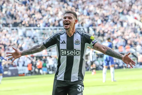 Newcastle United takımından Bruno Guimares, 11 Mayıs 2025 'te St. James' s Park, Newcastle, İngiltere 'de oynanan Premier League karşılaşmasında 2-0 kazanma hedefini kutluyor.