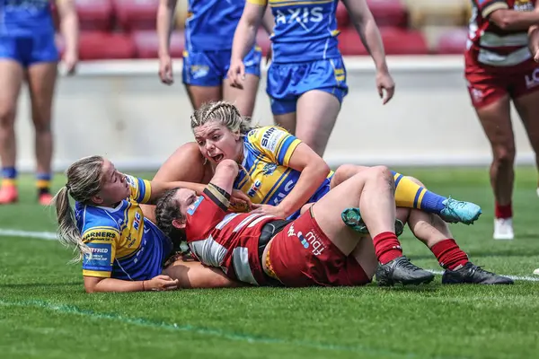 Wigan Warriors takımından Megan Williams, 10 Mayıs 2025 'te İngiltere' nin LNER Community Stadyumu 'nda oynanan Betfred Kadınlar Yarıfinal karşılaşmasında Wigan Warriors' a karşı oynuyor.