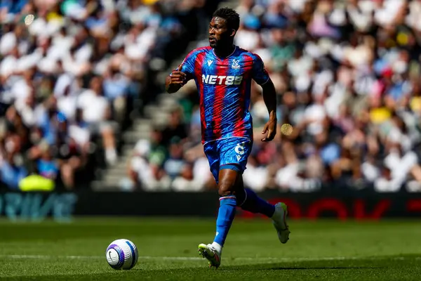 Crystal Palace 'dan Jefferson Lerma, Premier Lig maçı sırasında Tottenham Hotspur' un Tottenham Hotspur Stadyumu 'ndaki Crystal Palace' a karşı 11 Mayıs 2025 'te topla koşuyor.