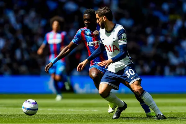 Crystal Palace 'dan Jefferson Lerma Tottenham Hotspur Premier Lig karşılaşması sırasında Tottenham Hotspur' un Crystal Palace 'a karşı 11 Mayıs 2025' te Londra 'daki Tottenham Hotspur Stadyumu' nda Rodrigo Bentancur ile top mücadelesi veriyor.