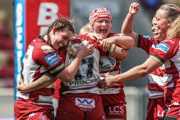 Wigan Warriors takımından Emily Veivers, 10 Mayıs 2025 'te İngiltere' nin LNER Community Stadyumu 'nda oynanan Betfred Kadınlar Yarıfinal karşılaşmasında denemesini kutluyor.