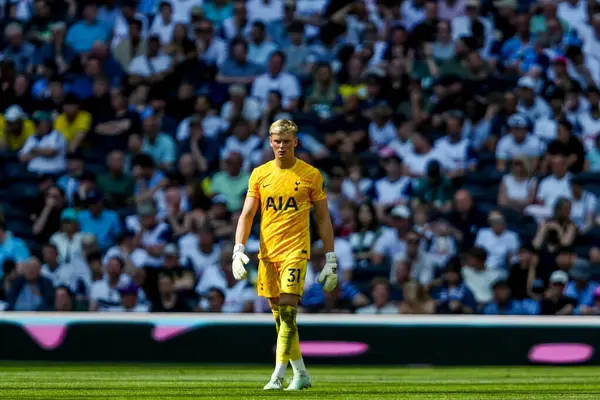 Tottenham Hotspur 'dan Antonin Kinsky, Premier Lig maçı sırasında Tottenham Hotspur' a karşı Crystal Palace Tottenham Hotspur Stadyumu, Londra, 11 Mayıs 2025