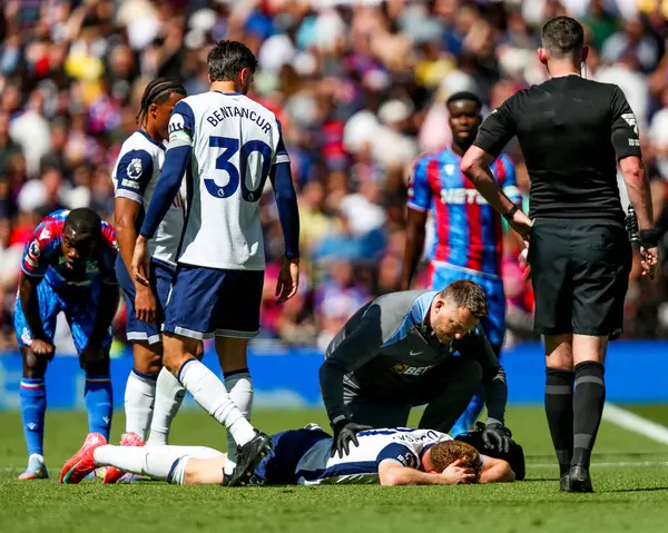Tottenham Hotspur takımından Dejan Kulusevski, Tottenham Hotspur 'un 11 Mayıs 2025' te Londra 'daki Tottenham Hotspur Stadyumu' nda oynadığı Premier League maçında sakatlandı.