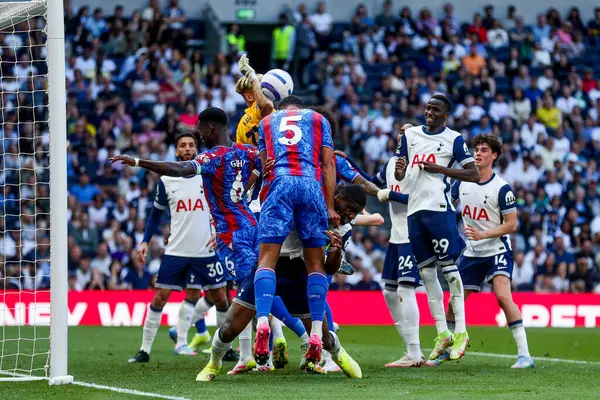 Crystal Palace 'dan Maxence Lacroix, Premier League maçında Tottenham Hotspur' un Crystal Palace 'a karşı oynadığı 11 Mayıs 2025' te Londra 'nın başkenti Tottenham Hotspur Stadyumu' nda oynanan hentbol maçında hentbola 0-1 yenilerek elendi.