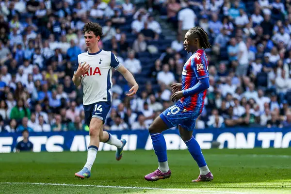Crystal Palace 'dan Eberechi Eze Premier Lig karşılaşmasında Tottenham Hotspur' a karşı Crystal Palace Tottenham Hotspur Stadyumu, Londra, 11 Mayıs 2025 'te oynanan karşılaşmada 0-1 berabere kaldı.