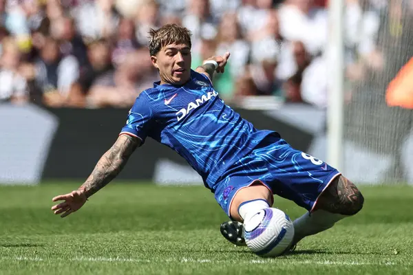 Chelsea 'den Enzo Fernnndez, 11 Mayıs 2025' te İngiltere 'nin Newcastle kentindeki St. James' s Park 'ta oynanan Premier League maçı sırasında Chelsea' ye karşı maç yapıyor.