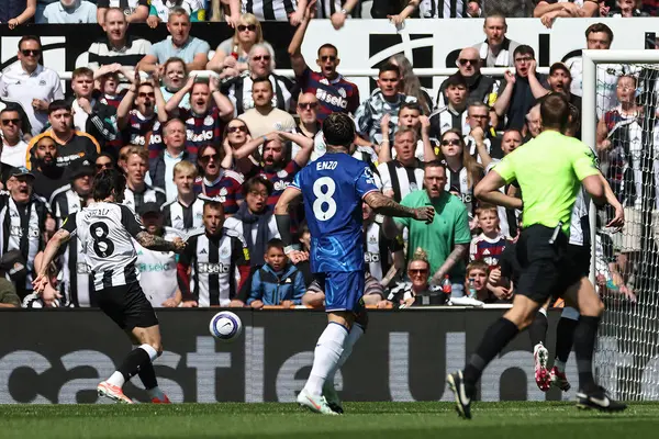 Newcastle United takımından Sandro Tonali Premier Lig karşılaşmasında Chelsea 'ye karşı 11 Mayıs 2025' te St. James 's Park, Newcastle' da 1-0 berabere kaldı.
