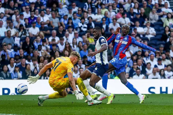 Kristal Saray 'dan Jean-Philippe Mateta, Tottenham Hotspur' un 11 Mayıs 2025 'te Londra' daki Tottenham Hotspur Stadyumu 'ndaki Crystal Palace' a karşı oynadığı Premier League maçında çekim yapıyor.