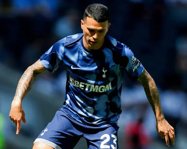 Tottenham Hotspur 'dan Pedro Porro, Premier League karşılaşması öncesinde Tottenham Hotspur' a karşı Crystal Palace Tottenham Hotspur Stadyumu, Londra, 11 Mayıs 2025 'te ısındı.
