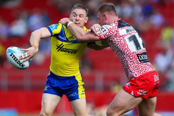 Warrington Wolves takımından Matt Dufty, 11 Mayıs 2025 'te İngiltere' nin başkenti St Helens 'te oynanan Betfred Challenge Cup yarı final maçında pas verdi.