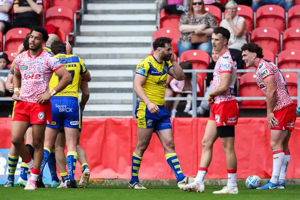 Warrington Wolves 'un Toby King' i, 11 Mayıs 2025 'te İngiltere' nin St. Helens kentinde oynanan Betfred Challenge Kupası yarı final maçı Warrington Wolves - Leigh Leopards maçında denemesini kutluyor.