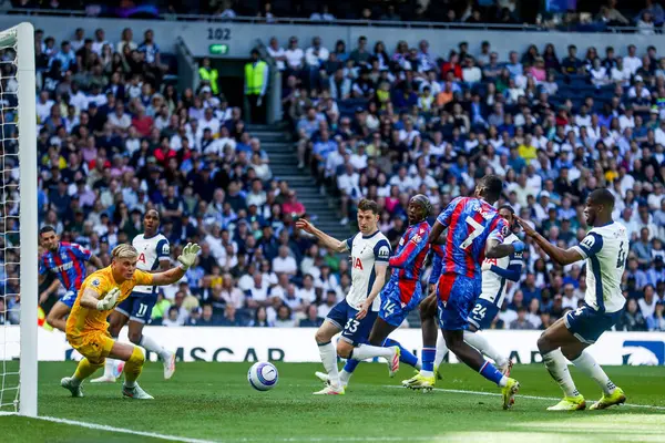 Crystal Palace 'dan Ismaila Sarr, Premier League maçında Tottenham Hotspur' un Crystal Palace 'a karşı oynadığı 11 Mayıs 2025' te İngiltere 'nin başkenti Londra' daki Tottenham Hotspur Stadyumu 'nda 1-0 berabere kaldı.