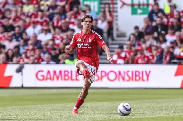 Nottingham Ormanı 'ndan Nicols Domnguez Premier Lig maçı sırasında Nottingham Forest' a karşı Leicester City, Nottingham, İngiltere 'de 11 Mayıs 2025' te oynanan maçta pas attı.