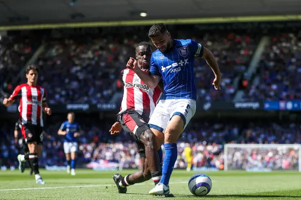 Brentford 'dan Michael Kayode, Premier Lig karşılaşmasında Ipswich Town' dan Sam Morsy 'yi Portman Road, Ipswich, İngiltere' de 10 Mayıs 2025 'te Brentford' a karşı yendi.