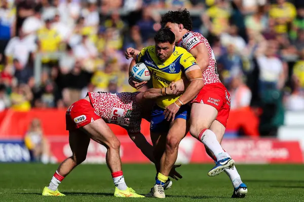 Warrington Wolves takımından Joe Philbin, 11 Mayıs 2025 'te İngiltere' nin St. Helens kentinde oynanan Warrington Wolves - Leigh Leopards maçında Betfred Challenge Kupası yarı final maçında yere serildi.