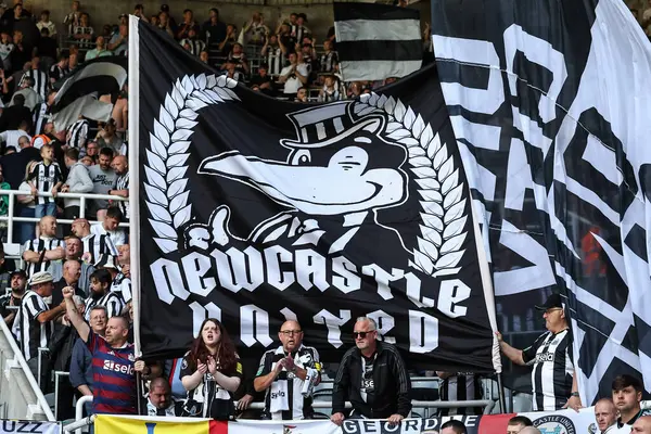 Newcastle taraftarları, 11 Mayıs 2025 'te İngiltere' deki St. James 's Park' ta oynanan Premier League karşılaşmasında Newcastle United 'ın Chelsea' ye karşı oynadığı maç öncesinde şarkı söylüyorlar.
