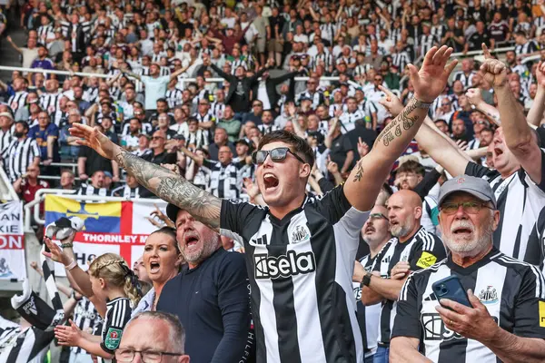 Newcastle taraftarları, Newcastle United takımının 11 Mayıs 2025 'te St. James' s Park, Newcastle, İngiltere 'de oynanan Premier League karşılaşmasında Bruno Guimares' in 2-0 'lık golünü kutluyorlar.