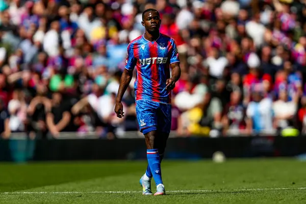 Crystal Palace 'dan Tyrick Mitchell, Tottenham Hotspur' a karşı Crystal Palace Premier Lig maçı sırasında Tottenham Hotspur Stadyumu, Londra, 11 Mayıs 2025 'te seyrediyor.