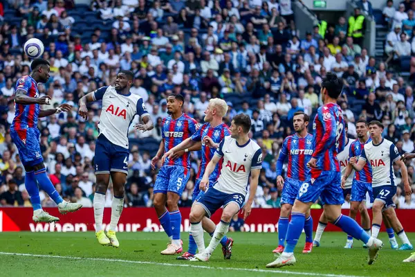 Crystal Palace 'dan Marc Guehi, Tottenham Hotspur' un 11 Mayıs 2025 'te Londra' daki Tottenham Hotspur Stadyumu 'ndaki Crystal Palace' a karşı oynadığı Premier League maçında topa liderlik ediyor.