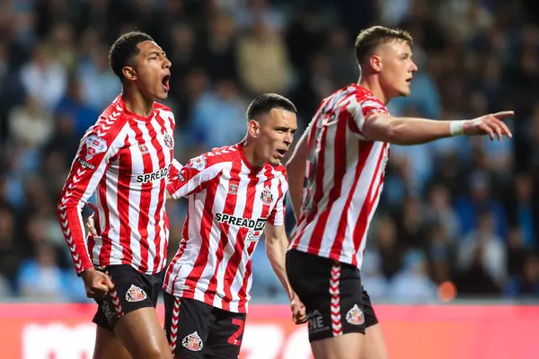 Sunderland 'dan Jobe Bellingham, 9 Mayıs 2025' te Coventry Building Society Arena, Coventry, Birleşik Krallık 'ta Coventry City ve Sunderland maçında Sky Bet Şampiyonası Playoff yarı final maçında oynadığı son hendek mücadelesini kutluyor.