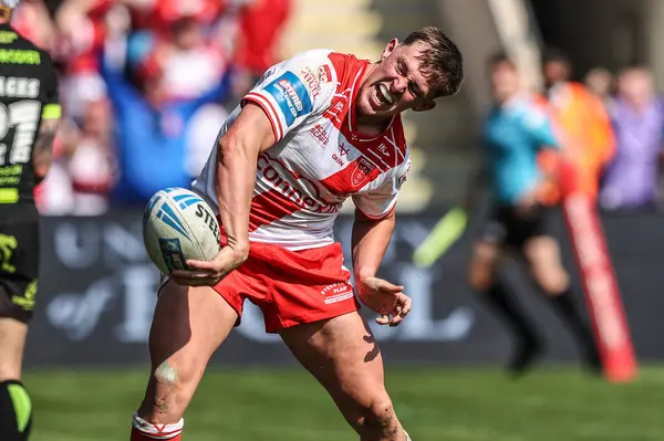 Hull KR 'dan Jack Broadbent, 10 Mayıs 2025' te İngiltere 'deki LNER Halk Stadyumu' nda oynanan Betfred Challenge Kupası yarı final maçı Hull KR ve Catalans Dragons maçında denemesini kutluyor.