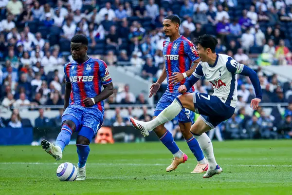 Tottenham Hotspur 'un oğlu Heung-min, Tottenham Hotspur' un 11 Mayıs 2025 'te Tottenham Hotspur' a karşı oynadığı Premier League maçı sırasında Londra 'daki Tottenham Hotspur Stadyumu' nda çekim yapıyor.